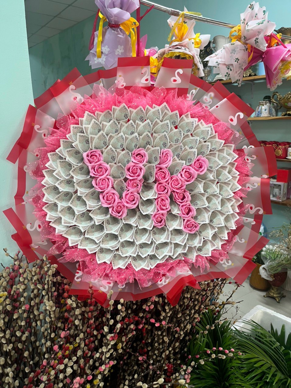 精美手綁花束，結合粉色康乃馨與白色玫瑰，象徵溫暖與感謝