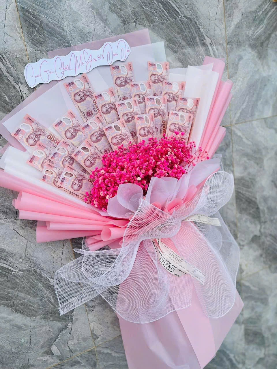 優雅包裝的紅玫瑰花束，適合作為告白或特別節日的驚喜