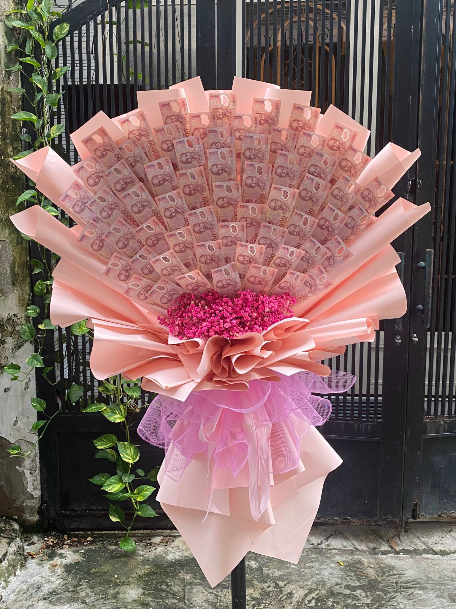 金色太陽花搭配滿天星，溫暖而充滿活力的花束設計