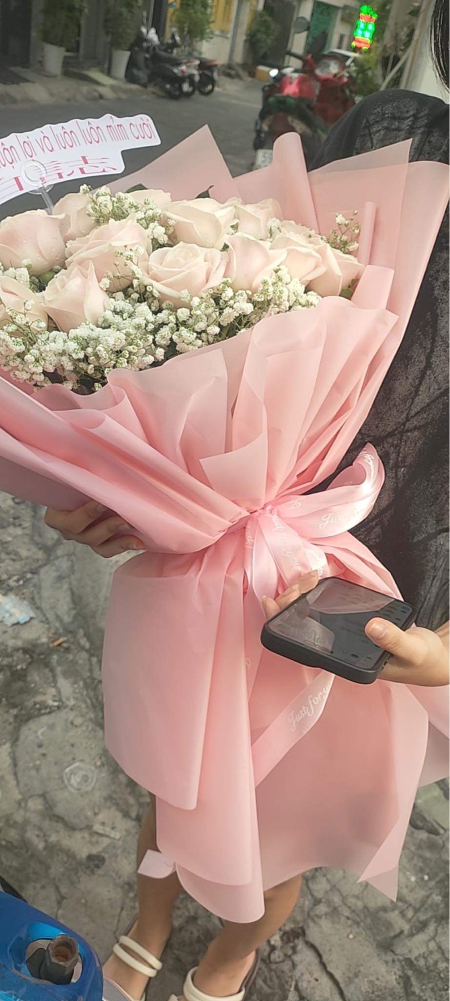 畢業典禮花束代訂：顧客訂購向日葵與百合花束，適合畢業祝福、升遷賀禮，全國配送 | Graduation Flowers Vietnam