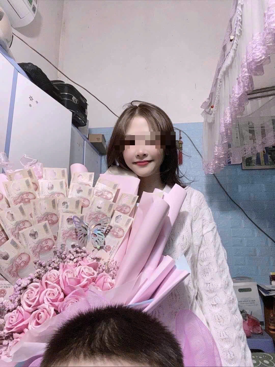 越南花束代訂成功案例：客戶收到99朵紅玫瑰，適合情人節、求婚驚喜，快速送花到府 | Flower Delivery Vietnam