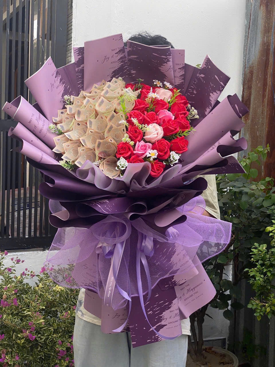 高級紅玫瑰花束，搭配綠葉與絲帶，適用於浪漫場合